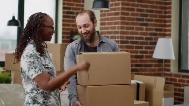 Çok ırklı ortaklar birlikte ilk daireyi satın alıyorlar, ev anahtarlarını tutuyorlar ve yatırımları kutluyorlar. Mutlu ev sahipleri gelecek için heyecanlı hissediyorlar, birlikte eve taşınıyorlar..