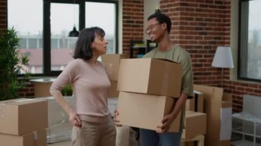 Çeşitli çiftler ilk ev alımını kutluyorlar. Birlikte yaşamak için. Mülk yatırımlarından gurur duyuyorlar. Hayatın tadını çıkaracak ev anahtarları, evli ev sahipleri, ilişki..