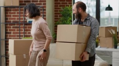 Karı koca, ilk evi birlikte aldıktan ve daireye taşındıktan sonra yeni ev anahtarları alıyor. Ev sahibi olarak yeni bir yaşam tarzı başlatmak için yaşam etkinliğini kutluyoruz.