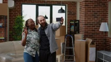 Yeni kiralanan evde video çeken evli çiftler aile kurmak için birlikte yaşamaya başladılar. Cep telefonuyla kayıt yapmak, ipotekle alınan emlak dairesine taşınmak..