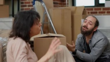 Hayat arkadaşları yeni ev dekorasyonu hakkında tartışıyorlar, birlikte taşındıktan sonra anlaşmazlık yaşıyorlar ve ipotek kredisiyle mülk satın alıyorlar. Onaylamadığını ve kavga ettiğini gösteriyor. El kamerasıyla..