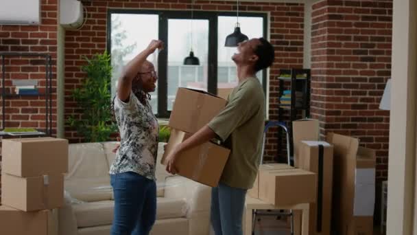 丈夫和妻子为有了家庭钥匙 一起买房子和搬进来而感到自豪 作为房主庆祝生活事件 为新的开始享受有趣的搬迁 — 图库视频影像