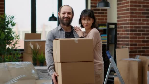 Potret Pasangan Hidup Membeli Rumah Dengan Pinjaman Untuk Pindah Properti — Stok Video