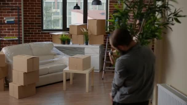 Hombre Mujer Desempacando Cosas Nuevo Espacio Del Apartamento Después Mudarse — Vídeos de Stock