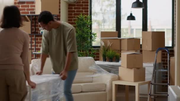 Multiethnische Partner Tragen Tisch Neuen Mietwohnungen Packen Möbel Aus Und — Stockvideo