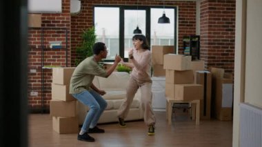 Karı koca dans ediyor, yeni bir evde oynaşıyor, hayatı kutluyor ve birlikte yaşamaya başlıyorlar. Gelecek için heyecanlanıyorum, dans hareketleri yapıyorum ve beşlik çakıyorum..