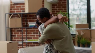 Karı koca kucaklaşıp, hayat etkinliğini kutluyorlar. Birlikte yaşamak için ipotek kredisiyle daire alıyorlar. Kucaklaşmak, aile evinin yerini değiştirmek. El kamerasıyla..