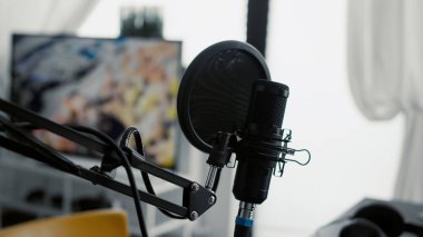 Profesyonel mikrofon ev stüdyosuna yerleştirildi. Elektronik yayın ekipmanlarıyla donatılmış boş oturma odasında yüksek teknoloji kayıt podcast cihazı. Kapat.