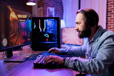 Modern adam bilgisayarda aksiyon oyunları şampiyonluğunu seviyor, birden fazla oyuncuyla online turnuva oynuyor. Oyun içeriği yarışmasına katılan erkek oyuncu.