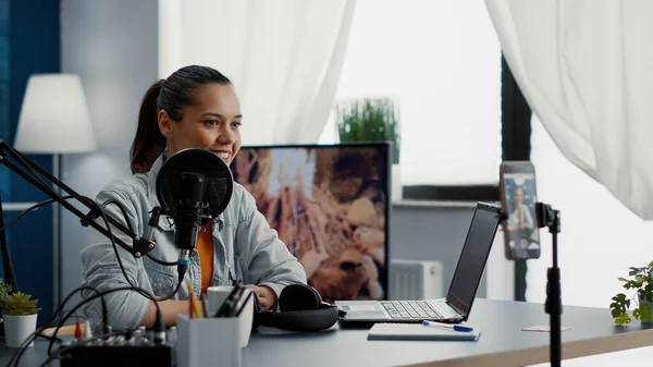 Feliz Criador Sentado Mesa Podcast Com Microfone Estúdio Computador Influenciador — Fotografia de Stock