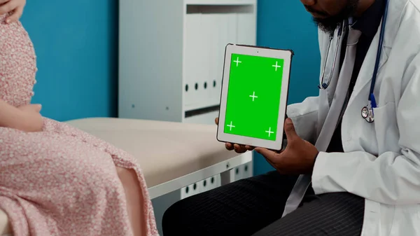 Mand Medic Arbejder Med Greenscreen Tablet Ved Undersøgelse Høring Gravid - Stock-foto