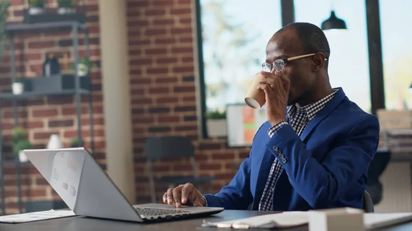 Consulente Ufficio Che Report Analisi Con Informazioni Aziendali Sul Laptop — Foto Stock