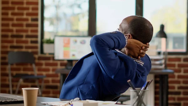 Африканский Бизнесмен Американец Расслабляется Кресле Беря Перерыв После Планирования Стратегии — стоковое фото