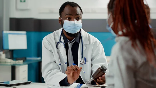 Specialista Maternità Donna Incinta Con Maschera Facciale Alla Visita Controllo — Foto Stock