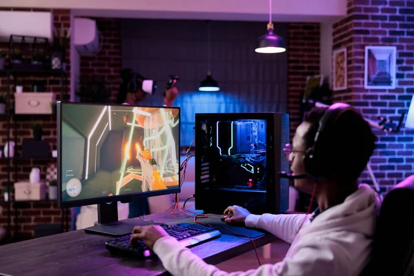 Jogador Masculino Jogando Competição Jogos Vídeo Line Estação Computador Desfrutando — Fotografia de Stock