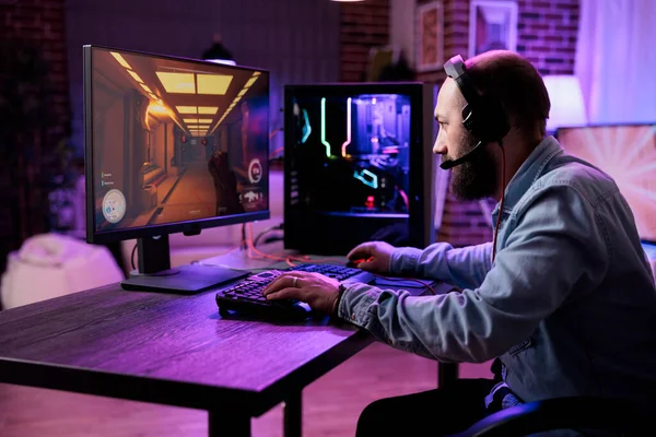 男性玩家专注于在线电子游戏锦标赛 在在线直播流媒体上玩动作游戏 白种人玩家在电脑上玩虚拟Esport游戏比赛 — 图库照片