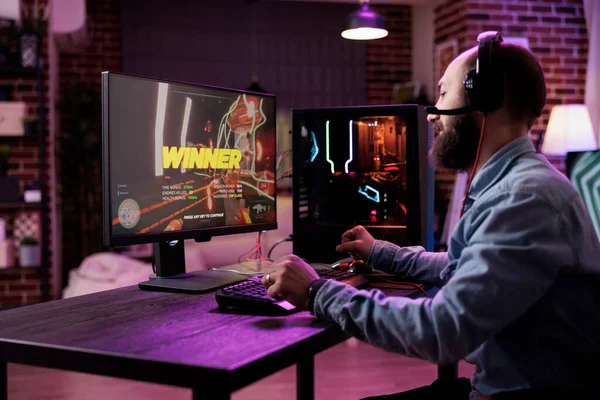 Молода Людина Виграє Відеоігри Комп Ютері Граючи Онлайн Ігри Чемпіонат — стокове фото