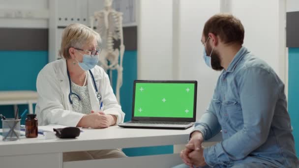Dottore Paziente Guardando Computer Portatile Con Schermo Verde Visita Chekcup — Video Stock