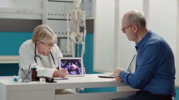 Female Physician Holding Digital Tablet Coronavirus Animation Explaining Pandemic Disease — Stock Video