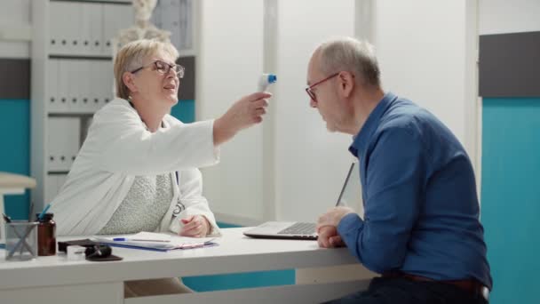 Kadın Hekim Hasta Muayenehanesinde Termometre Kullanarak Isıyı Ölçüyor Sağlık Muayenesinde — Stok video