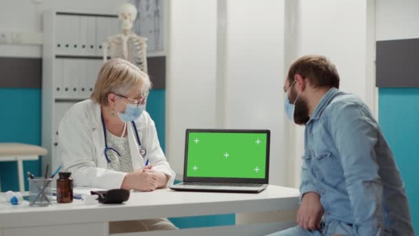 Νοσοκόμος Και Άνθρωπος Μάσκα Προσώπου Κοιτάζοντας Πράσινη Οθόνη Στο Laptop — Αρχείο Βίντεο