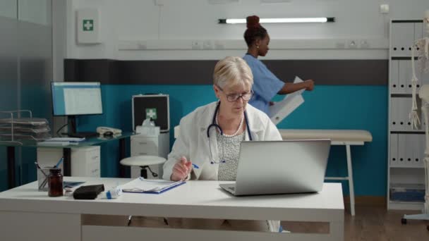 Медицинский Врач Планирует Осмотр Посетить Обследование Ноутбуке Используя Систему Здравоохранения — стоковое видео