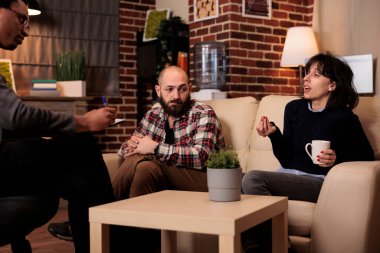 Evlilik sorunları olan mutsuz ortaklar terapide psikologla konuşur ilişki sorunlarını çözmek için psikanaliz danışmanlığı alır. Kavga etmek ve sorunları çözmeye çalışmak..