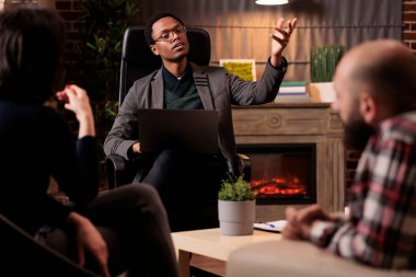 Çift terapisindeki insanlara psikolojik sorunları açıklayan profesyonel danışman. Psikanaliz notları almak için dizüstü bilgisayar kullanıyor. Anlaşmazlıkları dinlemek ve evliliği kurtarmak için çözüm bulmak..