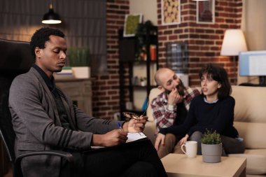 Afrikalı Amerikalı terapist ilişki sorunları olan insanlara danışıyor, sorunları çözmeye ve tavsiye vermeye çalışıyor. Evlilik ve yaşam zorlukları hakkında profesyonel danışmanlık, çözüm yardımı.