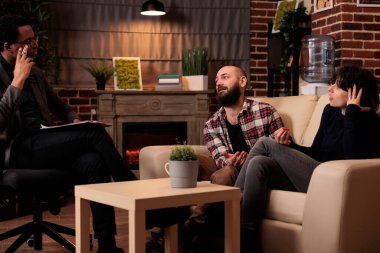 Psikologla terapi seansına katılan erkek ve kadın profesyonel ilişki tavsiyesi ve destek istiyor. Zorluklardan ve danışmanlık yardımından bahsediyorum..