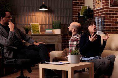 Karı koca terapi seansında danışman ile kavga ediyor, sorunlar hakkında konuşmak için sırt sırta oturuyorlar. Terapist tavsiye veriyor, ortaklar arasındaki ilişki sorunlarını çözmeye çalışıyor..