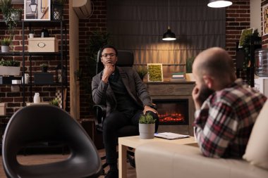 Erkek uzman, ilişki yaşayan mutsuz bir adama tavsiye veriyor. Ofisteki evlilik sorunlarını çözmek için insanlarla konuşuyor. Dinleme sorunları, profesyonel danışmanlık ve psikanaliz..