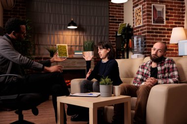 Erkek ve kadın çift sorunlarını çözmek için danışman ile psikoterapi seansına katılıyor. Kavga etmeyi bırakıp evliliği kurtarmak için terapistle ilişki sorunları hakkında konuşmak..