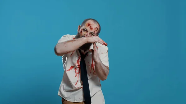 Angstaanjagende Kwaadaardige Zombie Maakt Time Out Hand Gebaar Blauwe Achtergrond — Stockfoto
