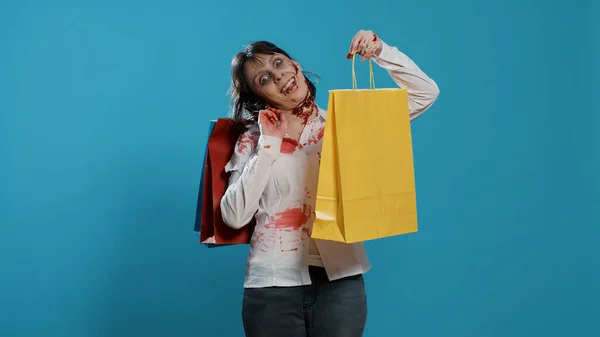 Mavi Arka Planda Alışveriş Merkezinden Gelen Renkli Alışveriş Torbalarıyla Yaşayan — Stok fotoğraf