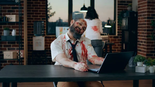 Geistloser Hirnfressender Zombie Der Laptop Arbeitet Und Gruselig Die Kamera — Stockfoto