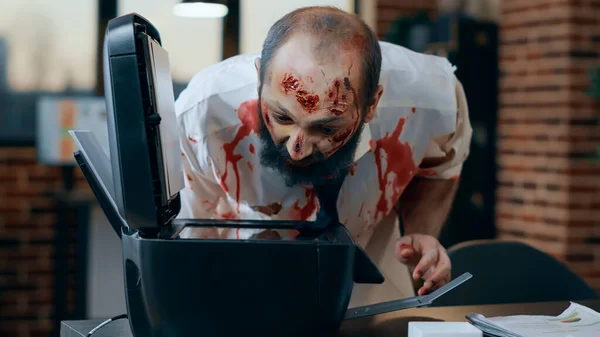 Stomme Zombie Met Bloed Kleren Die Eigen Gezicht Kopieert Griezelige — Stockfoto