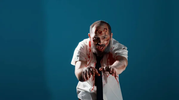 Warczący Upiorny Zombie Grasujący Przed Kamerą Niebieskim Tle Szalenie Wyglądający — Zdjęcie stockowe