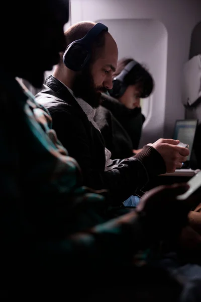 Ομάδα Τουριστών Που Ταξιδεύουν Αεροπλάνο Και Χρησιμοποιούν Φορητό Υπολογιστή Κατά — Φωτογραφία Αρχείου