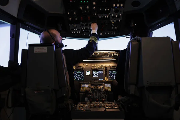 Capitán Piloto Afroamericano Volando Avión Jet Cabina Utilizando Interruptor Encendido — Foto de Stock