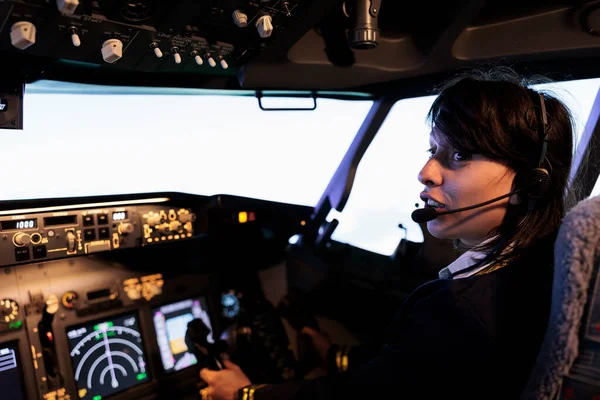 Genç Yardımcı Pilot Uçak Jetini Uçurmak Için Torpido Gözünde Güç — Stok fotoğraf