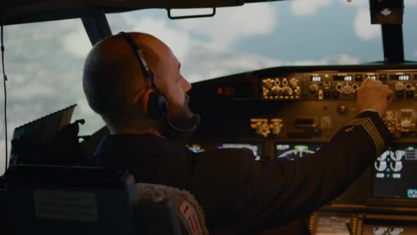 Capitán Línea Aérea Que Fija Altitud Longitud Para Volar Avión — Vídeo de stock