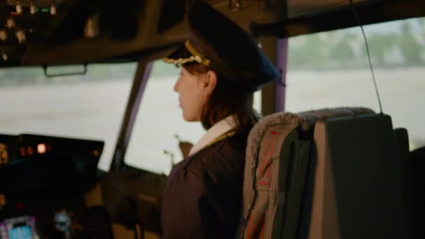 Portret Van Luchtvaartcopiloot Met Gebruik Van Het Commando Van Het — Stockvideo