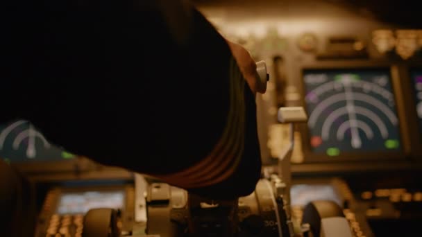 Капитан Самолета Взлетает Дросселирует Двигатель Управления Самолетом Используя Команду Приборной — стоковое видео