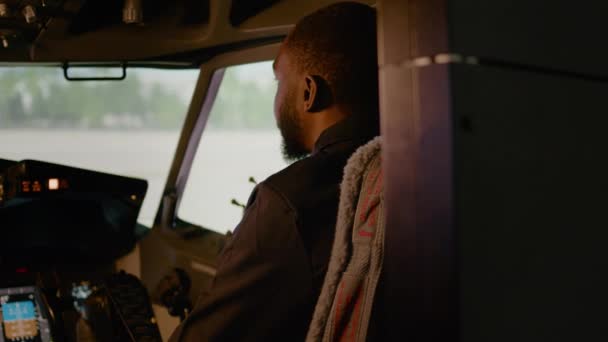 Retrato Piloto Afro Americano Sentado Cockpit Avião Com Capitão Pronto — Vídeo de Stock
