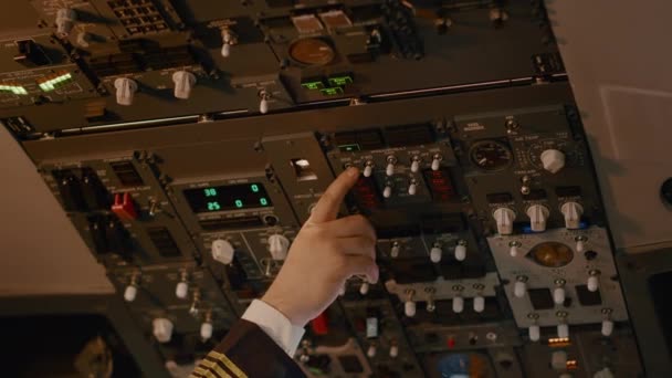 Capitão Masculino Pressionando Botões Painel Para Iniciar Motor Avião Usando — Vídeo de Stock