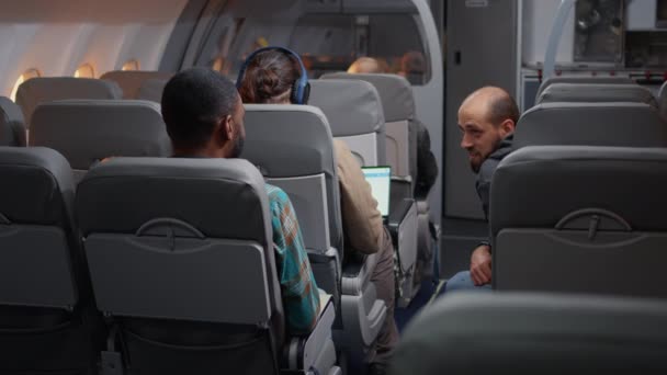 Grupo Diversos Turistas Abordando Para Vuelo Avión Tener Una Conversación — Vídeo de stock