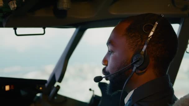 Африканський Американський Пілот Який Літає Разом Капітаном Літака Використовує Командування — стокове відео