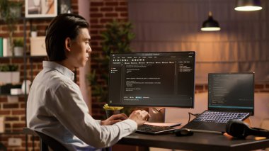 Asyalı programcı betik güvenlik sistemi için ikili kod kullanıyor, güvenlik duvarı şifrelemesini programlıyor. Kodlama yazılımı ve hack uygulaması üzerinde ağ geliştirmek için veri sunucusuyla çalışmak.