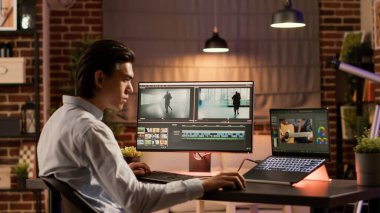 Asyalı videograf görsel efektlerle video montajı yapıyor, film çekimi için renkli gradyan yazılım kullanıyor. Profesyonel içerik için yaratıcı multimedya düzenleyici.